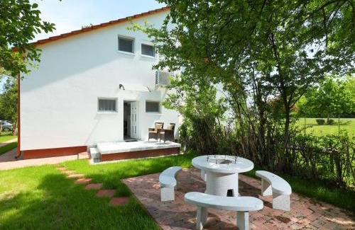 Balatonoszod House | Holiday Home Pixie by Interhome