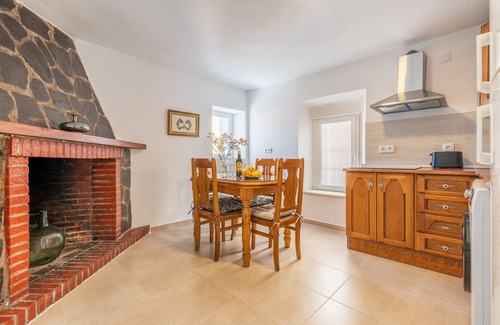 Quentar House | Holiday Home 'Planta Baja' with Private Terrace and Air Conditioning