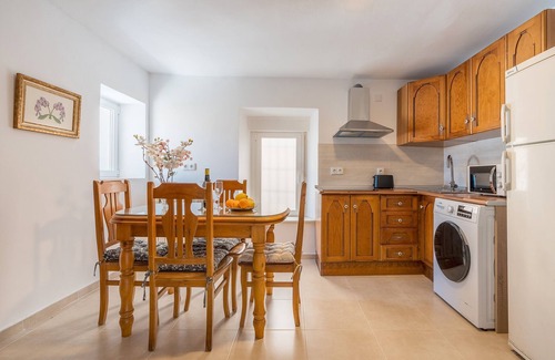 Quentar House | Holiday Home 'Planta Baja' with Private Terrace and Air Conditioning