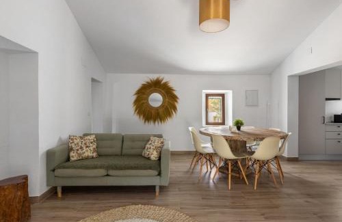 Sao Martinho House | Holiday Home Quinta de Santa Emilia 3 by Interhome