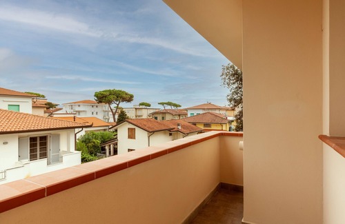 Lido di Camaiore House | Holiday Home "Residence Caravel" with Sea View & Balconies