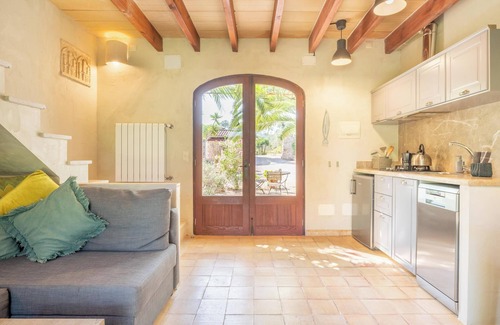 Costitx House | Holiday Home 'Redonda 1' with Mountain View, Shared Pool and Wi-Fi