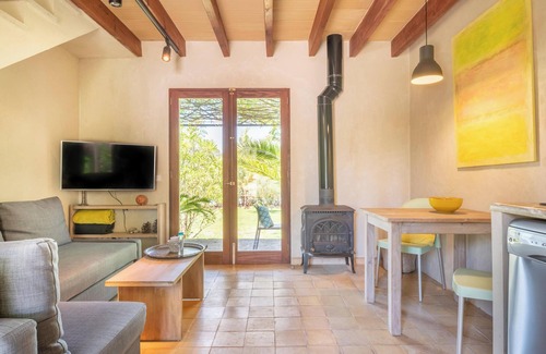 Costitx House | Holiday Home 'Redonda 2' with Mountain View, Shared Pool and Wi-Fi