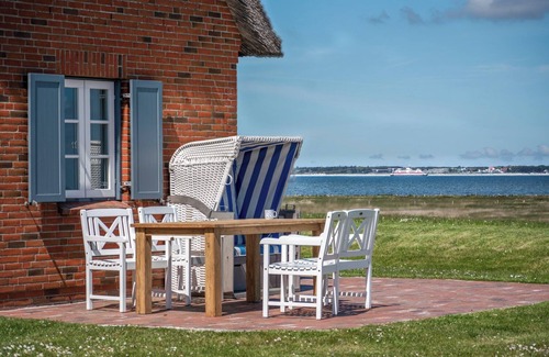 Langeneß House | Holiday Home 'Reethuus Am Fething' with Sea View, Private Garden and Wi-Fi