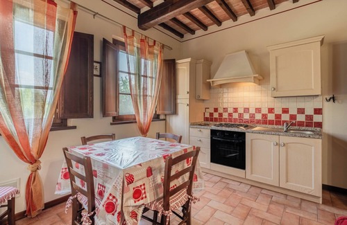 Montecarlo House | Holiday Home 'Rosa Rossa' with Shared Pool, Wi-Fi and Air Conditioning