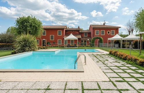 Montecarlo House | Holiday Home 'Rosa Rossa' with Shared Pool, Wi-Fi and Air Conditioning