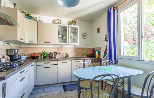 La Crau House | Holiday Home Rue De Chardonnerets