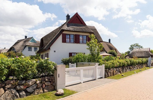 Parow House | Holiday Home 'Rügenblick 24' with Sea View, Private Terrace and Wi-Fi