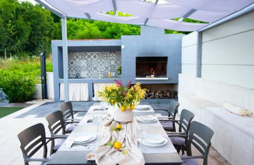 Sinj Villa | Holiday home Sika with heated pool near Split