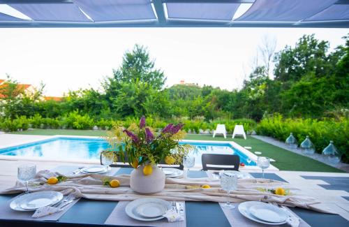 Sinj Villa | Holiday home Sika with heated pool near Split