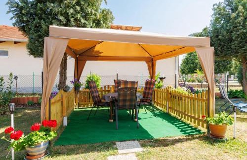 Balatonoszod House | Holiday Home Sunny by Interhome