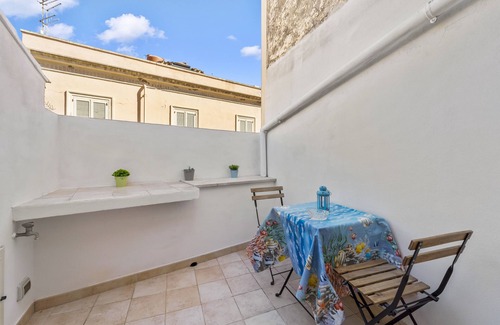 Carloforte House | Holiday Home "Sweet Dream House" with Private Terrace & Wi-Fi
