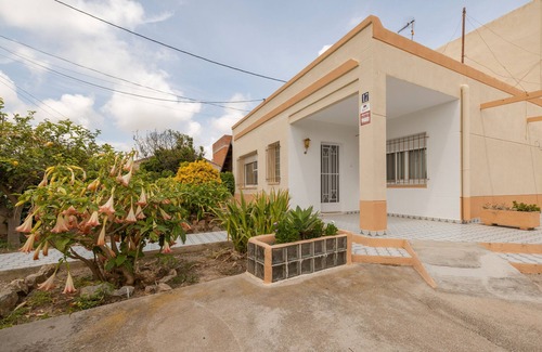 Deltebre House | Holiday Home 'Teresa Deltebre' with Private Terrace, Wi-Fi and Air Conditioning