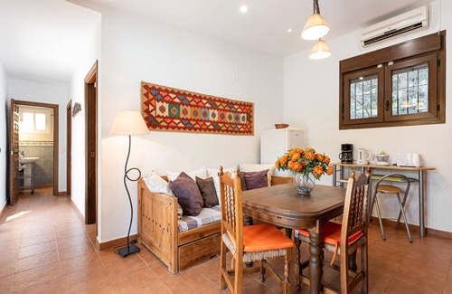 Malaga-Este House | Holiday Home 'The Gardener Cottage' with Mountain View, Wi-Fi and Air Conditioning