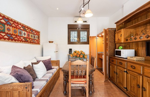 Malaga-Este House | Holiday Home 'The Gardener Cottage' with Mountain View, Wi-Fi and Air Conditioning