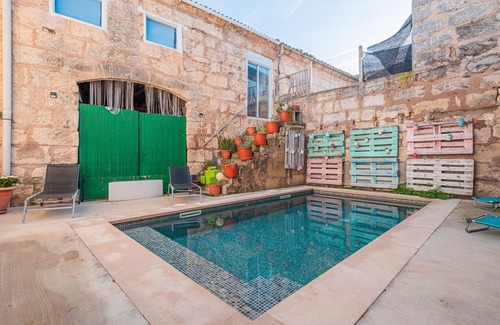 Sa Pobla House | Holiday Home "Townhouse Can Miquel" with Pool, Garden & Wi-Fi