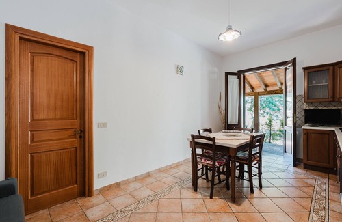 Castelluzzo House | Holiday Home 'Tra Il Mare E Gli Ulivi' with Mountain View, Wi-Fi and Air Conditioning