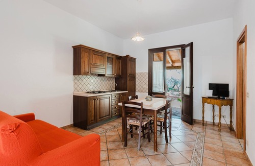Castelluzzo House | Holiday Home 'Un Viaggio Nella Rilassante Natura' with Mountain View, Wi-Fi and Air Conditioning