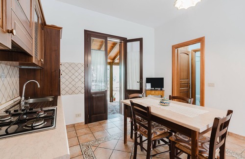 Castelluzzo House | Holiday Home 'Un Viaggio Nella Rilassante Natura' with Mountain View, Wi-Fi and Air Conditioning