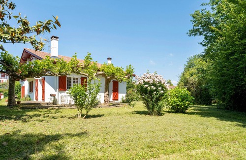 Sare House | Holiday Home "Usoak" with Mountain View, Private Terrace & Wi-Fi