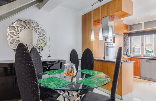 Praia da Vitoria House | Holiday Home 'Vista Das Estrelas M4' with Sea View, Wi-Fi and Air Conditioning