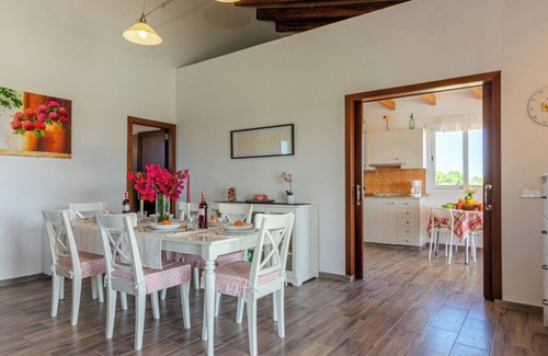 Binissalem House | Holiday Home 'Vanessa' with Mountain View, Private Pool and Air Conditioning
