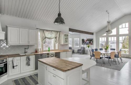 Piikkio House | Holiday Home Vikdal by Interhome