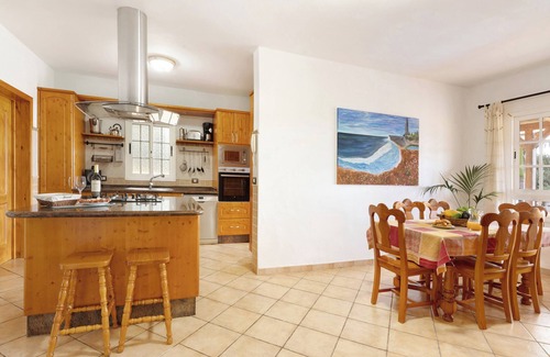 San Bartolome de Tirajana Villa | Holiday Home "Villa Christisay" with Sea View, Pool & Wi-Fi