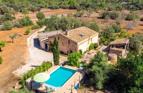 Algaida House | Holiday Home 'Villa Can Lloret' with Mountain View, Wi-Fi and Air Conditioning