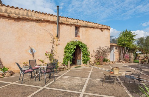 Algaida House | Holiday Home 'Villa Can Lloret' with Mountain View, Wi-Fi and Air Conditioning