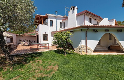 Torre degli Ulivi House | Holiday Home 'Villa Eleonora Residence App To 4' with Shared Pool, Wi-Fi