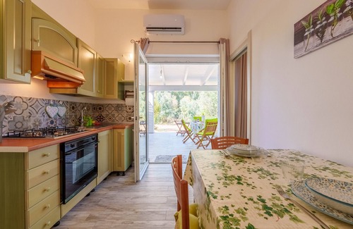 Rudalza House | Holiday Home 'Villa Verde' with Private Terrace, Private Garden and Air Conditioning