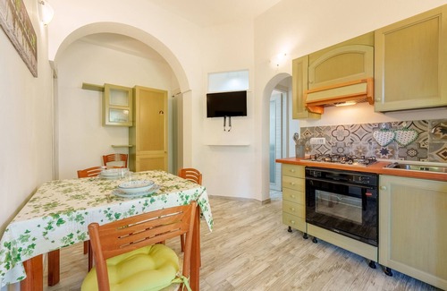 Rudalza House | Holiday Home 'Villa Verde' with Private Terrace, Private Garden and Air Conditioning