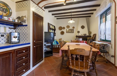Salemi House | Holiday Home 'Villa Sofia' with Private Garden and Balcony