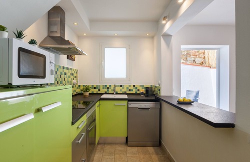 Caldes d'Estrac House | Holiday Home with Private Terrace, Wi-Fi and Air Conditioning