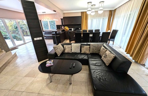 Siofok House | Holiday home with pool and whirlpool only 100 metres from the beach