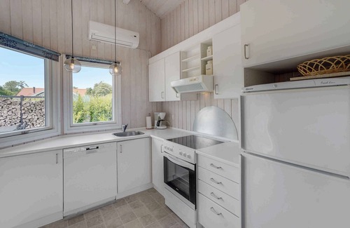 Mommark Strand House | Holiday home with sauna, hot tub and sea view