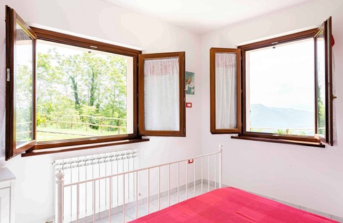 Fermignano House | Holiday home with terrace and pool