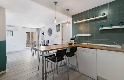 Seixal House | Holiday Home 'Zen Village Verde' with Shared Pool, Wi-Fi and Air Conditioning