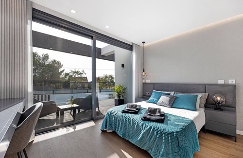 Montes de Alvor Villa | Holiday House 'Be Glow Villa' with Mountain View, Saltwater Swimming Pool