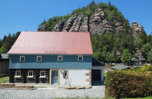 Oybin House | Holiday house "Gebirgshäusl Oybin" Zittau Mountains/Upper Lusatia + fireplace + surrounding area