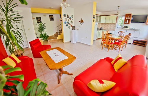 Primorski House | Holiday house Golden Sands for 1 - 8 persons with 3 bedrooms - Twin house