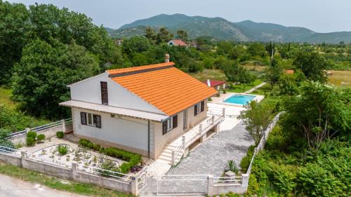 Neoric House | Holiday House Ivan