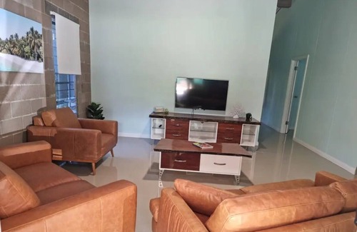 Eimeo House | Holiday house walking distance to the beach, private pool and parking