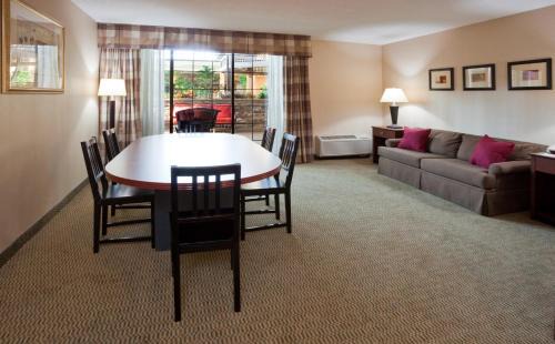 West Bloomington Hotel | Holiday Inn Bloomington Airport South-Mall Area by IHG