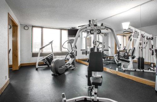 West Lawn Hotel | Holiday Inn Chicago Midway Airport S by IHG