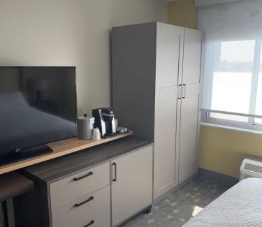 West Lawn Hotel | Holiday Inn Chicago Midway Airport S by IHG