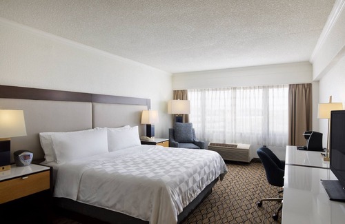 Clark Hotel | Holiday Inn Clark - Newark Area by IHG