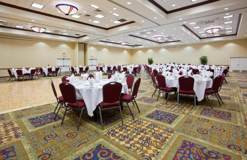 Marshfield Hotel | Holiday Inn Conference Center Marshfield by IHG