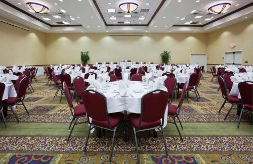 Marshfield Hotel | Holiday Inn Conference Center Marshfield by IHG
